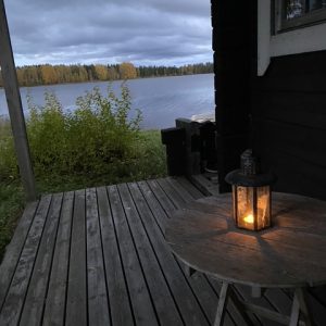 Järvimaisema luonto tunnelma ilta retriitti sauna